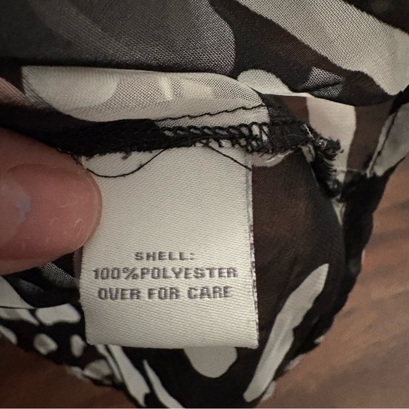 Relativity Black and White Ruffled Sleeveless Blouse - Picture 4 of 5